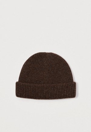 Brun strikket beanie-hue med ribbet tekstur og foldet skygge, lavet af en blød uldblanding. Jævnt syet uden mønstre eller udsmykninger.