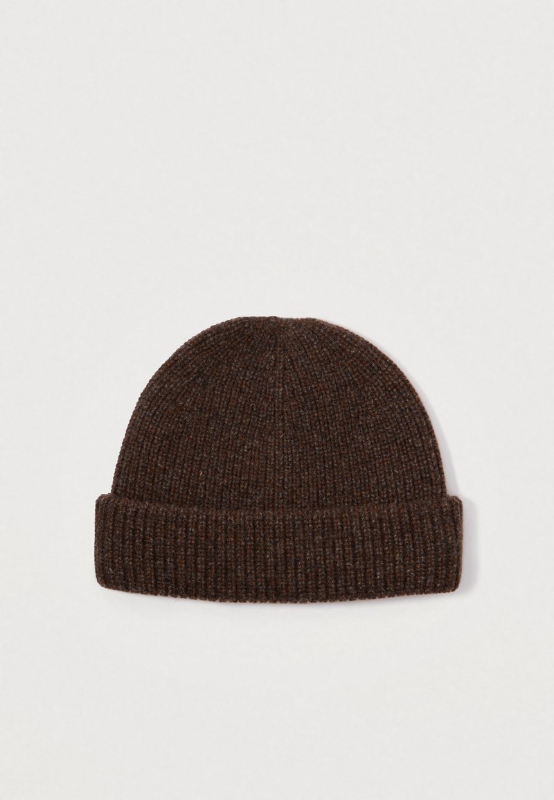 Chapeau en tricot brun avec une texture côtelée et un revers replié, fabriqué à partir d'un mélange de laine douce. Cousu uniformément sans motifs ni embellissements.