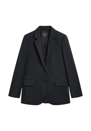 Zwarte op maat gemaakte blazer met inkeping revers, twee klepzakken aan de voorkant en twee knopen aan de voorzijde, tentoongesteld op een witte achtergrond.