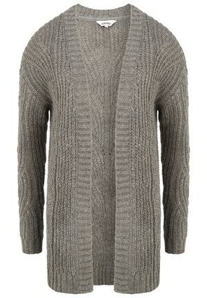 Jasnoszary sweter z dzianiny o luźnym kroju, otwartym przodzie, prążkowanej strukturze i subtelnym wzorze w warkocze na rękawach i korpusie.