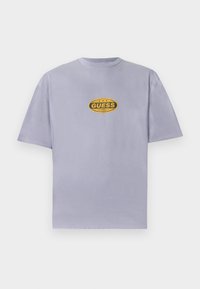 Lys lilla bomull T-skjorte med rund hals, korte ermer, og en gul oval "GUESS" logo på brystet, med fem stjerner over.
