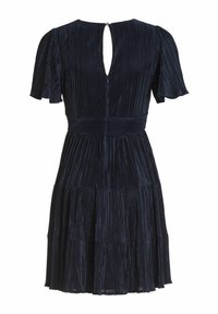Granatowa plisowana sukienka z krótkimi, falującymi rękawami, dopasowaną talią i detalem z wycięciem na plecach. Spódnica ma wielowarstwowe falbany.