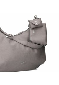 Borsa a tracolla in pelle grigia con finitura testurizzata, chiusura con zip e una piccola pochette staccabile attaccata da una catena in argento. Presenta dettagli con logo.