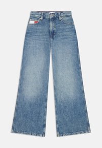 Jeans a gamba larga in denim blu chiaro, con vita alta, cinque tasche e orlo pulito. Il tessuto ha una finitura sbiadita con leggere variazioni di texture.