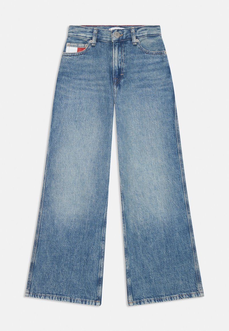Jeans a gamba larga in denim blu chiaro, con vita alta, cinque tasche e orlo pulito. Il tessuto ha una finitura sbiadita con leggere variazioni di texture.