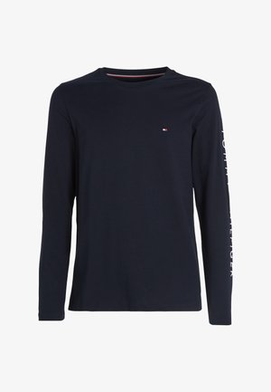 Marineblaue Langarmbluse aus weichem Material, mit Rundhalsausschnitt und weißen Text entlang des linken Ärmels, gesticktes Logo auf der Brust.