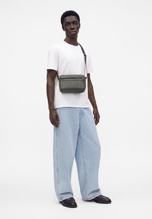 Armani Exchange, LIAM CROSSBODY UNISEX - Skuldertasker - dark grey