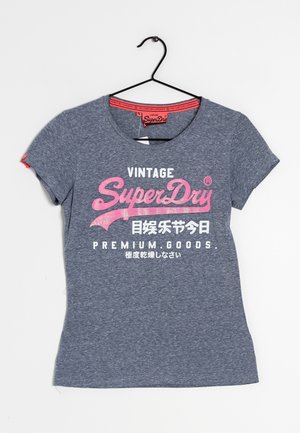 Heather grå kortærmet T-shirt med pink "SuperDry"-logo og hvid tekst på engelsk og japansk, hængende på en sort bøjle.