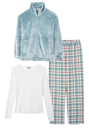 Veste en polaire zippée bleu doux, chemise à manches longues en rib à rayures blanches, et pantalon de pyjama à carreaux verts, blancs et rouges disposés à plat.