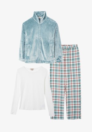 Weiche blaue Fleecejacke mit Reißverschluss, weißes langärmliges, geripptes Shirt und karierten Schlafanzughosen in grün, weiß und rot flach ausgelegt.