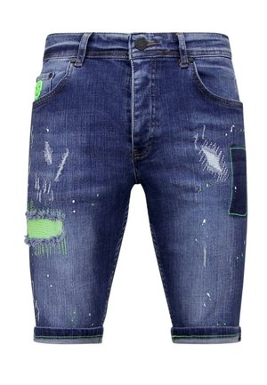 Donkerblauwe denimshorts met versleten details en groene accenten. Kenmerken zijn onder andere zakken, een knoopsluiting en rafelige hemden met verfspetters.