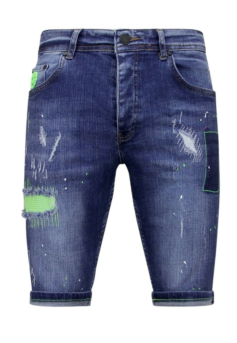 Donkerblauwe denimshorts met versleten details en groene accenten. Kenmerken zijn onder andere zakken, een knoopsluiting en rafelige hemden met verfspetters.