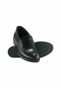 Czarne skórzane loafersy o gładkim wykończeniu, z przeszyćmi i gumową podeszwą. Design zawiera przedni pasek i lekko podniesiony obcas.