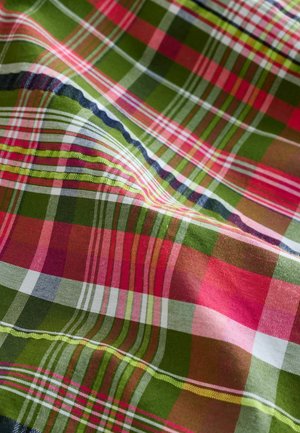 Bavlnená kockovaná látka so zelenými, červenými, ružovými a bielymi farbami s rôznou šírkou prúžkov a jemnou textúrou.