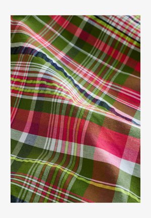 Puuvillakelkkakangas, jossa vihreitä, punaisia, vaaleanpunaisia ja valkoisia sävyjä, vaihtelevan levyisillä raidoilla ja pehmeällä tekstuurilla.