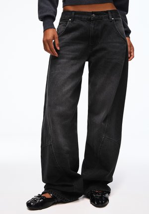 Bershka, LOW-RISE - BARREL JEANS - Široké nohavice - black