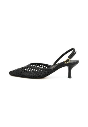 Scarpa nera con tacco kitten, cinturino slingback, punta affilata, design a motivo a intreccio e fibbia dorata su sfondo bianco.