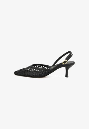 Scarpa nera con tacco kitten, cinturino slingback, punta affilata, design a motivo a intreccio e fibbia dorata su sfondo bianco.
