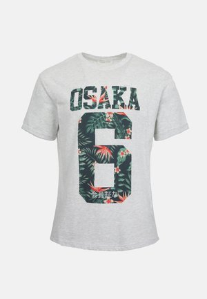 Tricou gri deschis cu mâneci scurte, cu textul „OSAKA” și numărul mare 6 umplut cu model floral tropical verde și portocaliu și caractere japoneze mici.