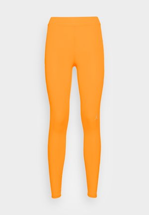 Orange Sportleggings aus dehnbarem Material. Hoher Bund und körperbetontes Design. Kleines weißes Logo-Detail in der Nähe des Knöchels.