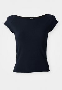 Marineblauw, kortmouwig top van gladde stof. Heeft een brede halslijn met een zwarte bies en een aansluitende pasvorm. Logo op de achterkant.
