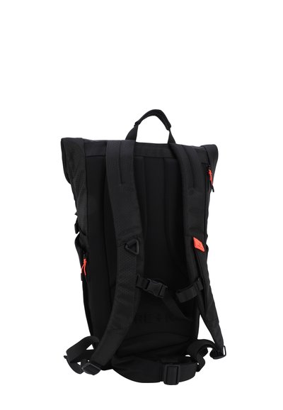 Črn nahrbtnik z oblazinjeno hrbtno stranjo, nastavljivimi naramnicami, zgornjim ročajem in oranžnimi zadrgami. Odlikuje ga eleganten, sodoben dizajn in teksturirana tkanina.