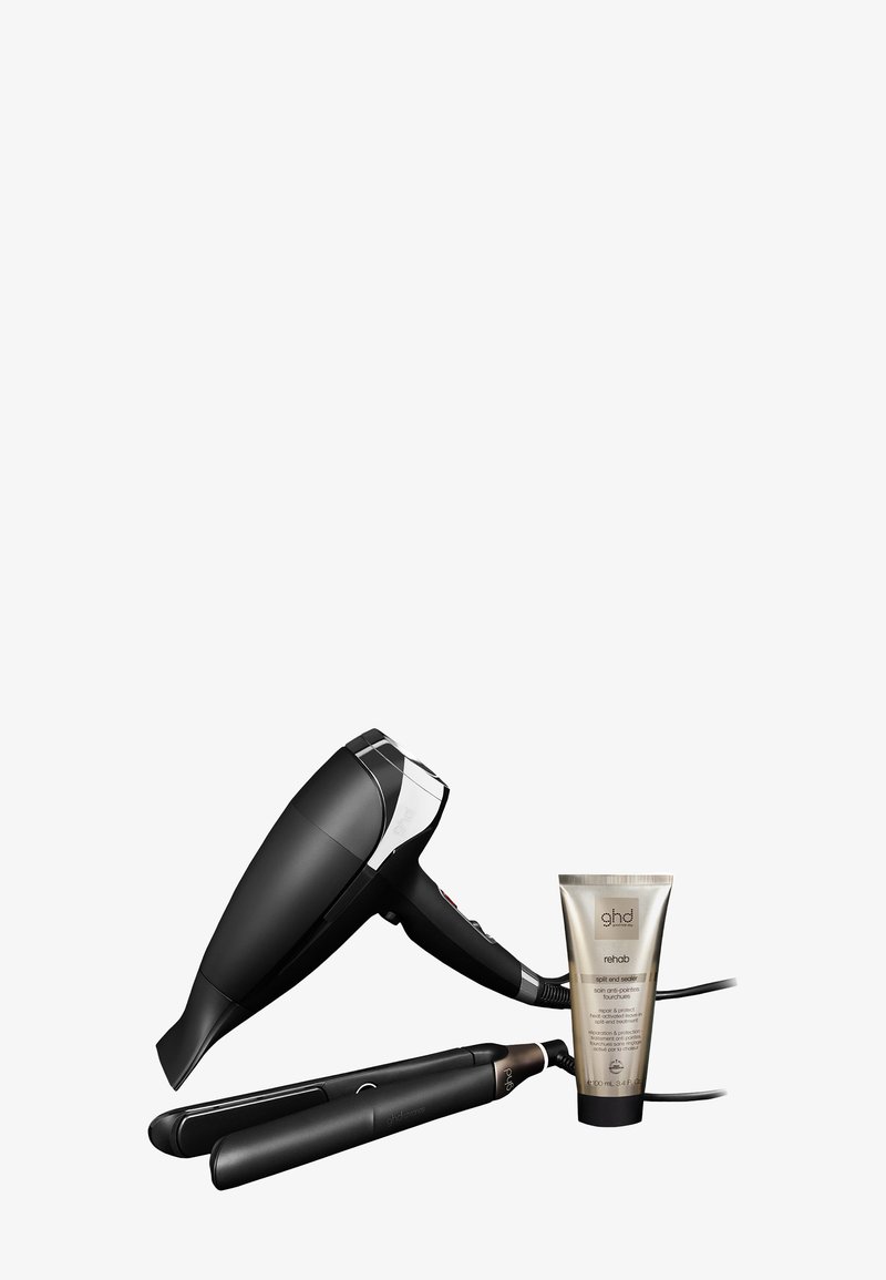 En svart hårtork med kromade accenter, en svart plattång och en guldtub med hårkräm, alla uppställda mot en vit bakgrund.