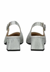 Stříbrné slingback podpatky se strukturovaným povrchem, středním blokovým podpatkem, nastavitelnou přezkou a otevřeným zadním designem.
