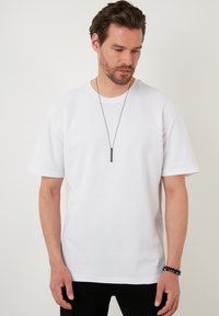 Buratti REGULAR FIT - Tricou basic - white
