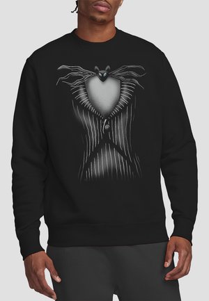 Schwarzer Pullover mit einem grafischen Design eines Anzugs mit Nadelstreifen, einer Herzform und stilisierten Fledermausflügeln. Weicher Stoff, lässiger Schnitt.