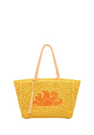 Borsa a tracolla gialla intrecciata con manici intrecciati e ricami floreali arancioni. Presenta un dettaglio con una frangia e la parola "SUNDEK" sul davanti.