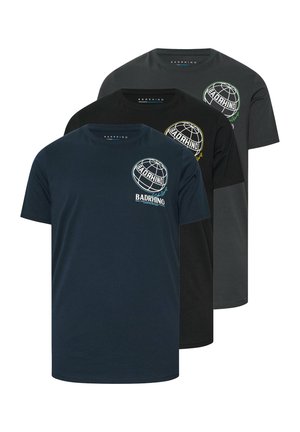 Trzy koszulki z krótkim rękawem i okrągłym dekoltem w kolorach granatowym, czarnym i ciemnoszarym z motywem globusa oraz logo "BADRHINO" na lewej piersi.