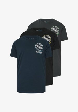 Drie T-shirts met korte mouwen en ronde hals in navy, zwart en donkergrijs met globe en "BADRHINO"-logo op de linkerborst.