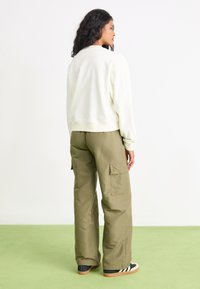 adidas Originals Armijas stila bikses - olive strata
