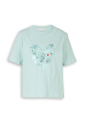 Lichtblauw T-shirt met korte mouwen, versierd met een grafische afbeelding in de vorm van een hart, gemaakt van verschillende harten en de tekst "te amo" in verschillende stijlen.