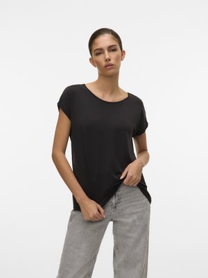 T-shirt noir à manches courtes avec un col arrondi, présentant une texture lisse. Associé à un jean taille haute gris clair, mettant en avant une coupe décontractée.