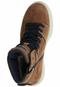 Braune Wildleder-Hochschnitt-Sneaker mit marineblauen Schnürsenkeln, strukturiertem Obermaterial, seitlichem Reißverschluss und weißer Gummisohle.