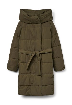 Zeleni puhasti plašč z visokim ovratnikom, pasom z zaponko in prešito zasnovo. Ima gladko teksturo in dolge rokave.