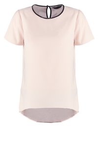 Blouse rose clair à manches courtes avec encolure ronde bordée de noir et fermeture à bouton en forme de trou à l'arrière, ourlet légèrement plus long à l'arrière.