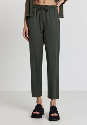 Pantalons vert olive avec une taille élastique et un cordon de serrage, présentant un design à jambe droite. Tissu lisse avec un léger éclat et sans poches.