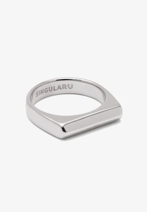 Silberfarbener Ring mit geometrischem, flachem Design. Hergestellt aus poliertem Metall, mit einer glatten Oberfläche und einer Innengravur "SINGULARE."