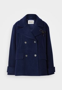 Abrigo de lana azul marino, de doble botonadura, con dos bolsillos frontales, amplias solapas y un adorno decorativo en forma de lazo negro en el pecho.