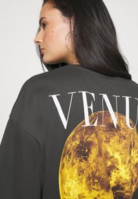 Even&Odd Print T-shirt - anthracite