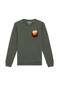 Olijfgroene sweatshirt met lange mouwen, ronde halslijn en een vooropdruk met bergen en bomen in warme tinten.