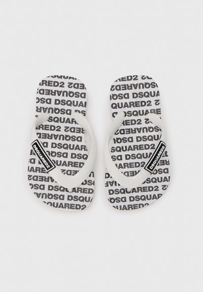 Črno-beli japonki z večkratnim napisom "DSQUARED2", z belimi gumijastimi naramnicami in ravnim podplatom.