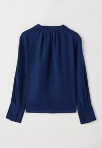 Camicia a maniche lunghe di colore blu navy realizzata in tessuto leggero, con scollatura arricciata e polsini con bottoni, caratterizzata da dettagli sartoriali delicati.