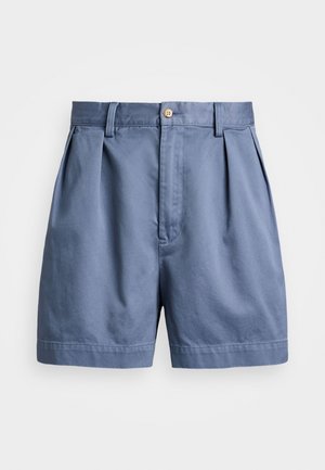 Pantaloni corti in cotone azzurro chiaro con pieghe, un singolo bottone in legno e una texture liscia. Gambe diritto e orlo semplice.