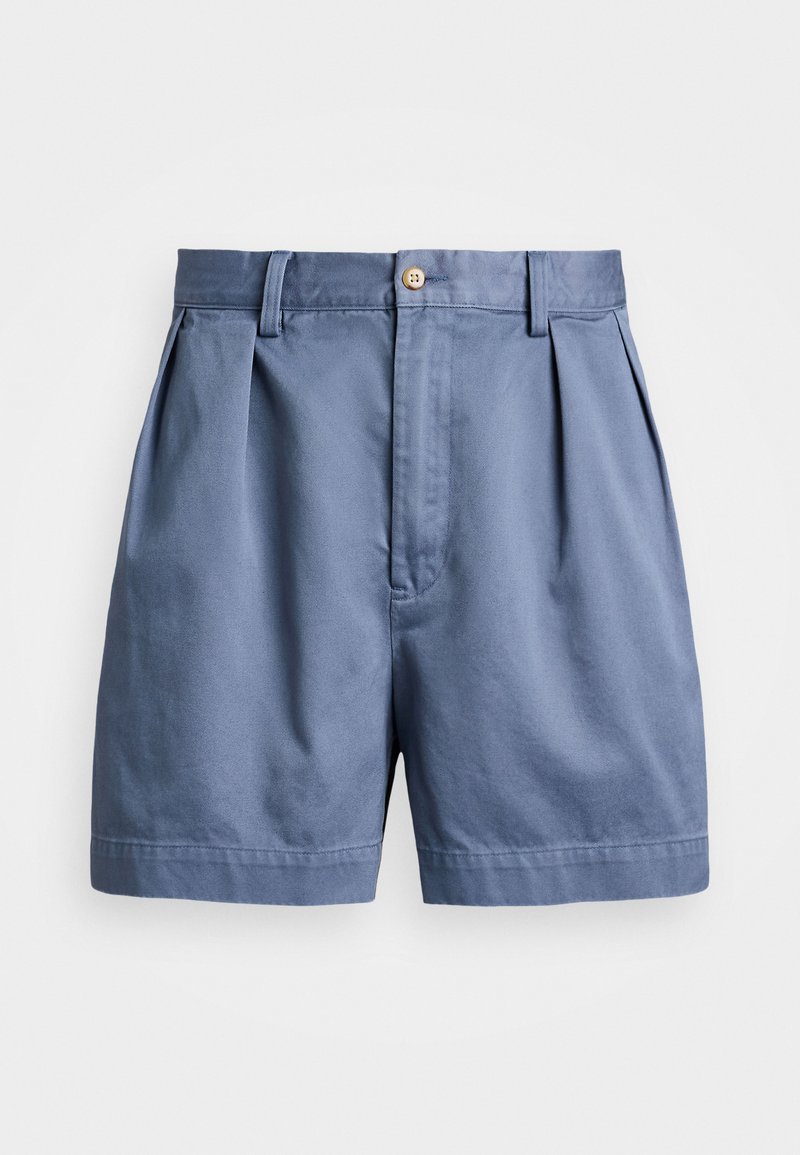 Hellblaue Baumwollshorts mit Falten, einem einzelnen Holzknopf und einer glatten Textur. Gerader Schnitt der Beine und einfacher Saumabschluss.
