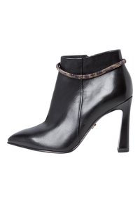 Svart läder ankelstövlett med spetsig tå och hög klack; har en pärlad detalj runt vristen för extra prydnad.