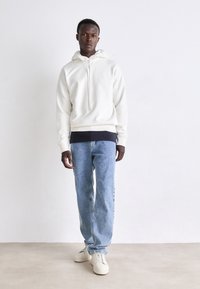 Calvin Klein Jeans BADGE HOODIE - Felpa - ivory